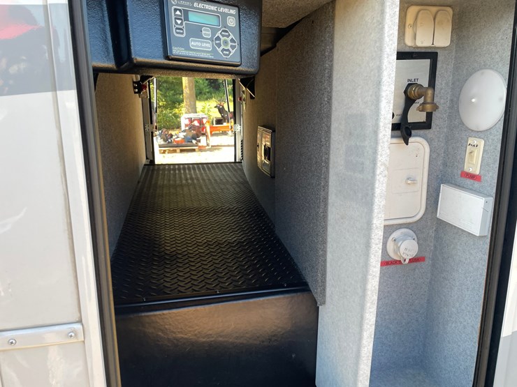 #100-•-2022-heartland-391-road-warrior-toy-hauler-camper-(has-wi-title)-image-70