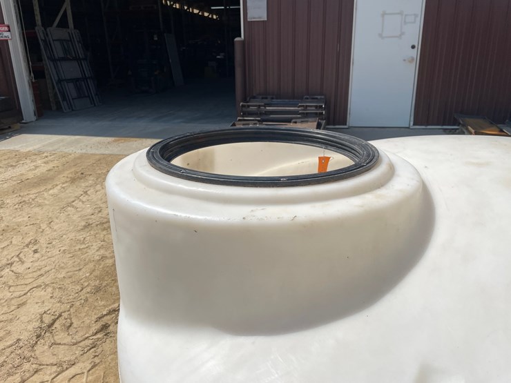 #3842-•-550-gallon-water-tank-image-5