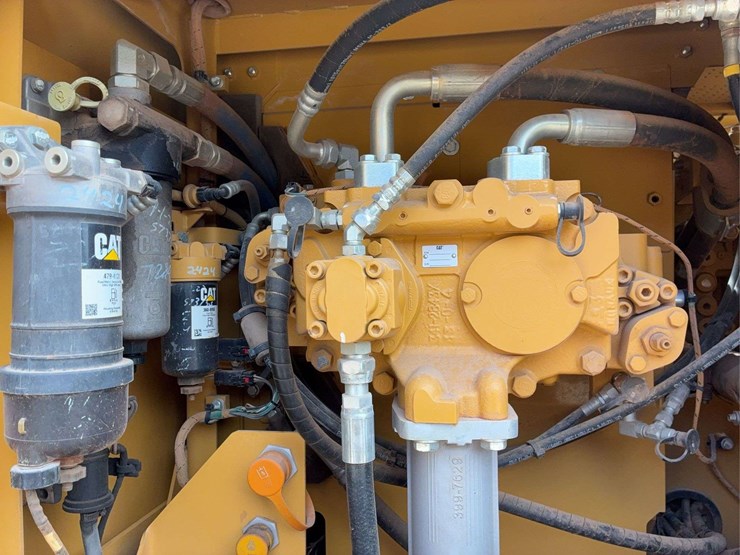 2017-caterpillar-323-image-41
