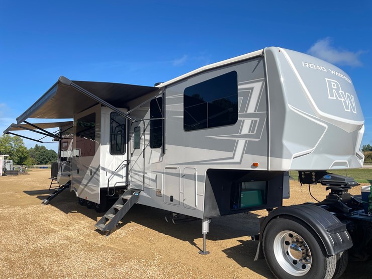 #100-•-2022-heartland-391-road-warrior-toy-hauler-camper-(has-wi-title)-image-100