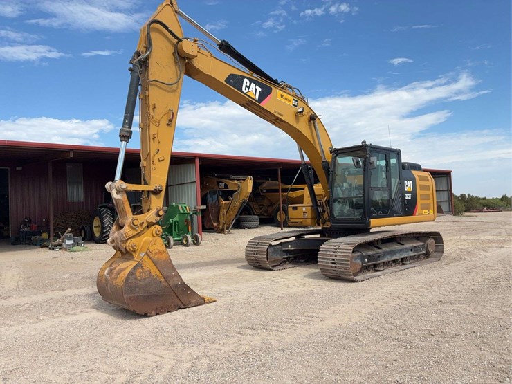 2017-caterpillar-323-image-1