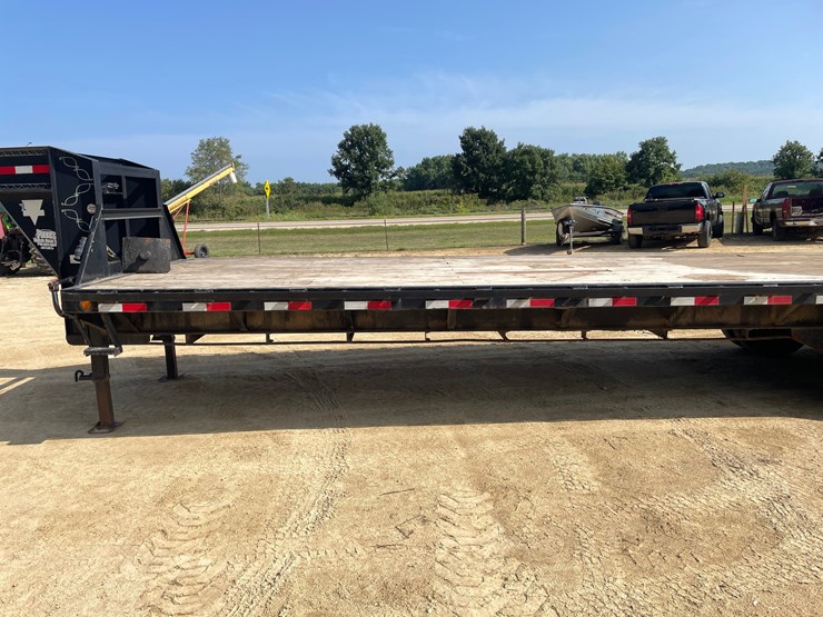 #110-•-2015-32'-pj-goosneck-trailer-(has-wi-title)-image-3