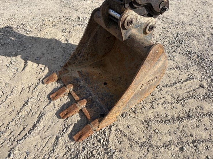 2014-takeuchi-tb235-image-12
