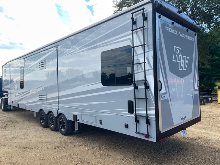 #100-•-2022-heartland-391-road-warrior-toy-hauler-camper-(has-wi-title)-image-5