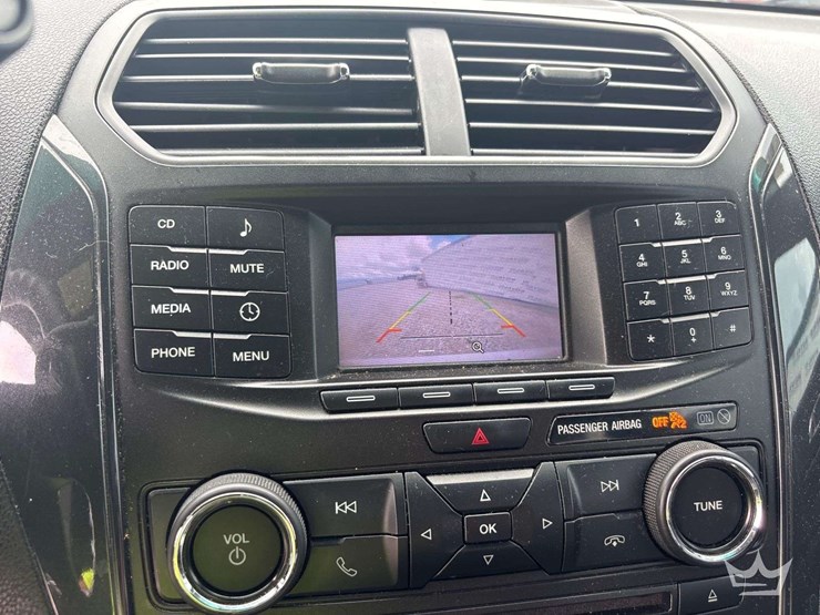 2016-ford-explorer-image-15
