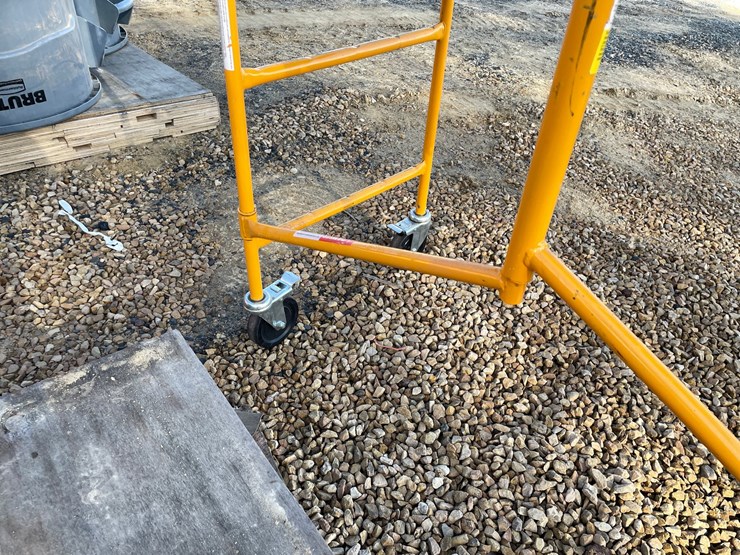 #3870-•-4'-rolling-scaffolding-image-6