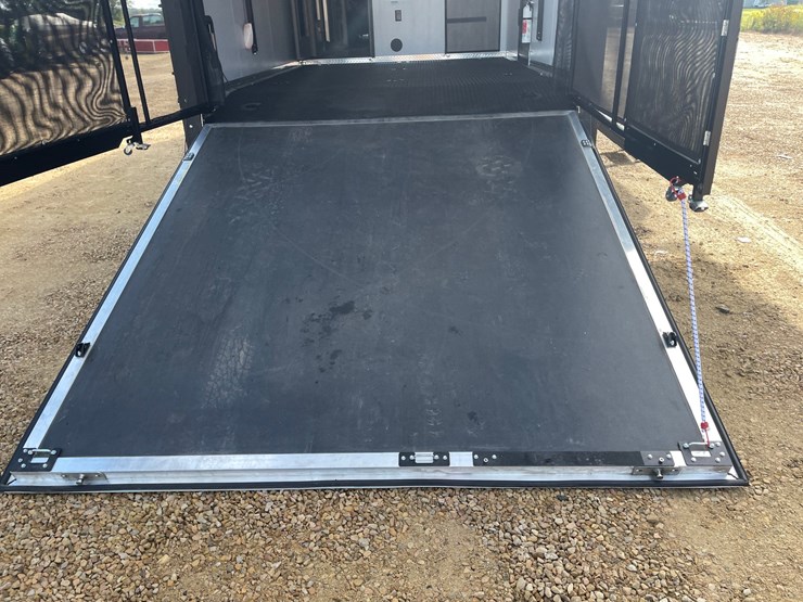#100-•-2022-heartland-391-road-warrior-toy-hauler-camper-(has-wi-title)-image-229