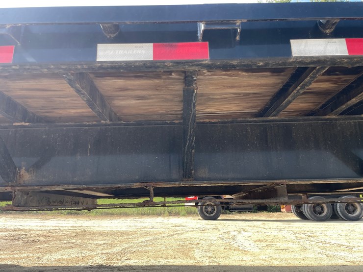 #110-•-2015-32'-pj-goosneck-trailer-(has-wi-title)-image-28