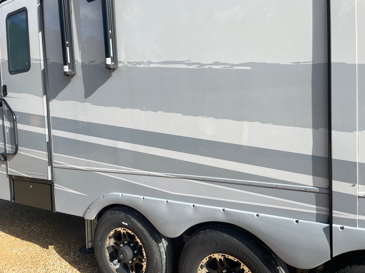 #100-•-2022-heartland-391-road-warrior-toy-hauler-camper-(has-wi-title)-image-35