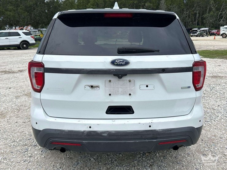 2016-ford-explorer-image-21