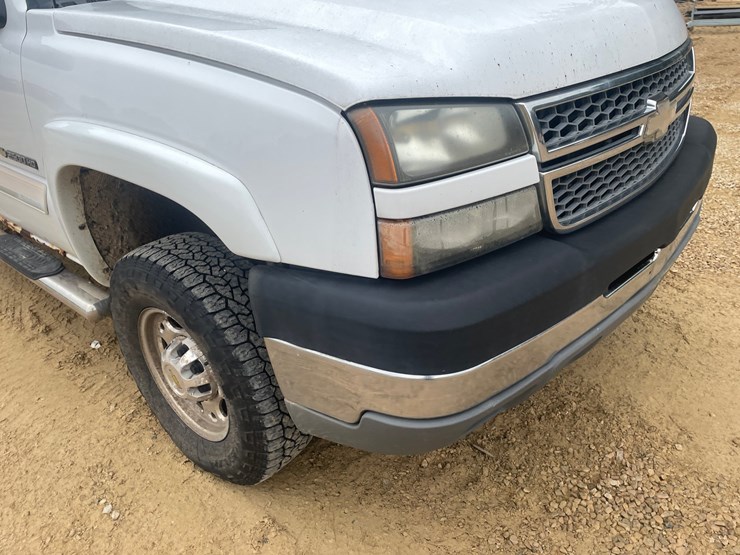 2005-chevrolet-silverado-2500-image-15