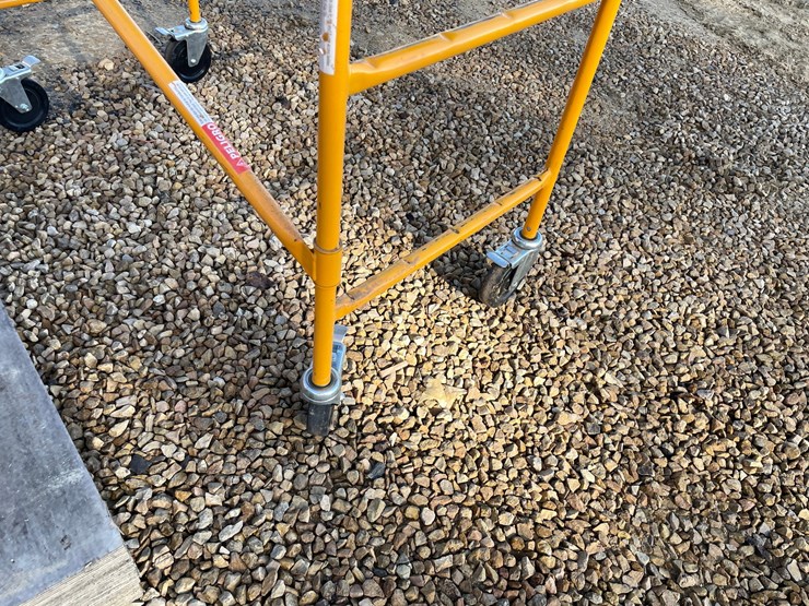 #3870-•-4'-rolling-scaffolding-image-5