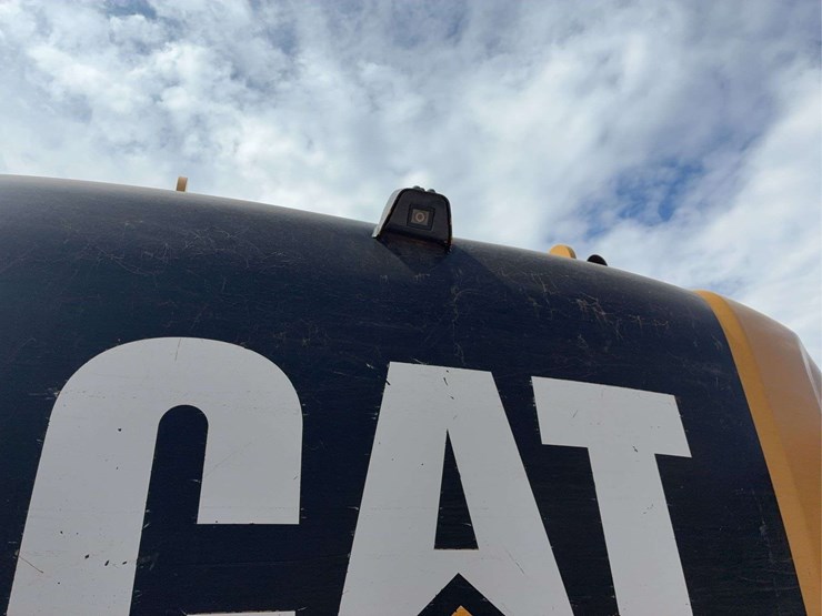 2017-caterpillar-323-image-40
