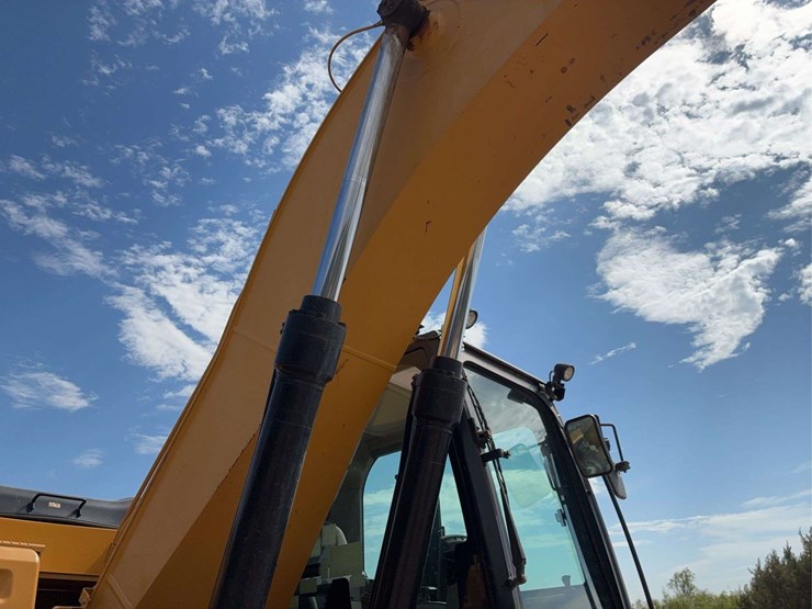 2017-caterpillar-323-image-17
