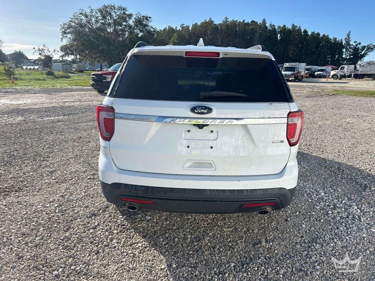 2016-ford-explorer-image-26