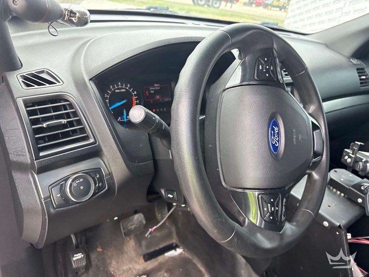 2016-ford-explorer-image-11