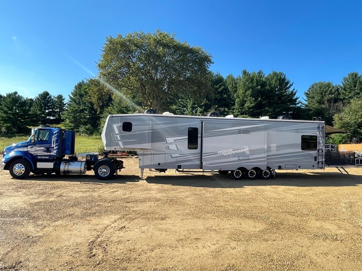 #100-•-2022-heartland-391-road-warrior-toy-hauler-camper-(has-wi-title)-image-111