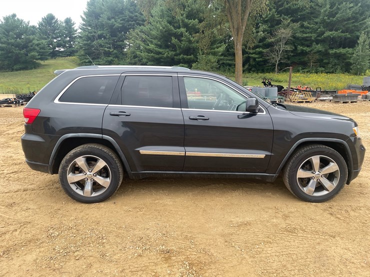 2011-jeep-grand-cherokee-laredo-image-4