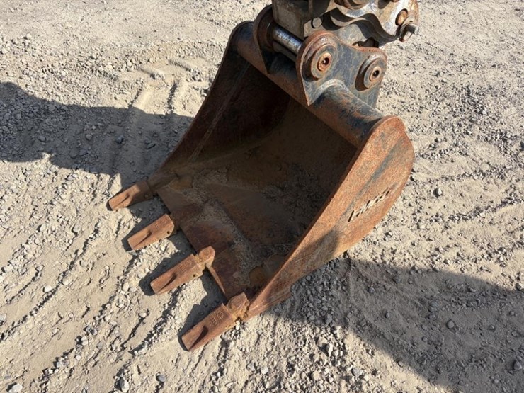 2014-takeuchi-tb235-image-12