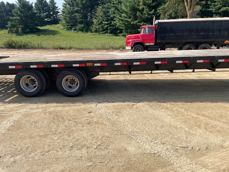 #110-•-2015-32'-pj-goosneck-trailer-(has-wi-title)-image-10