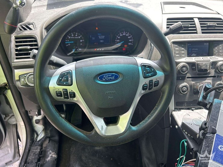 2015-ford-explorer-image-13