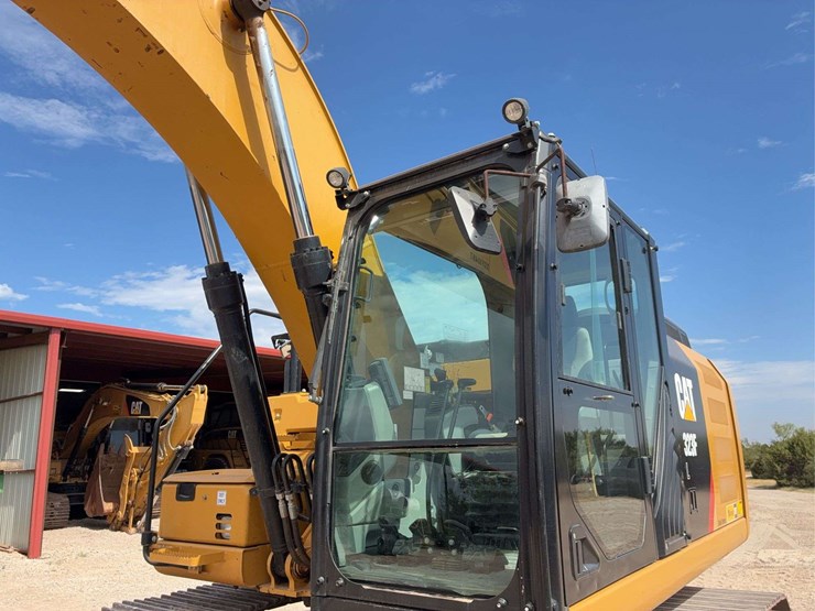 2017-caterpillar-323-image-15