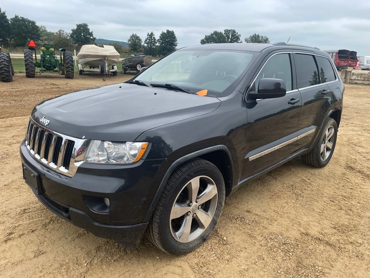 2011-jeep-grand-cherokee-laredo-image-1