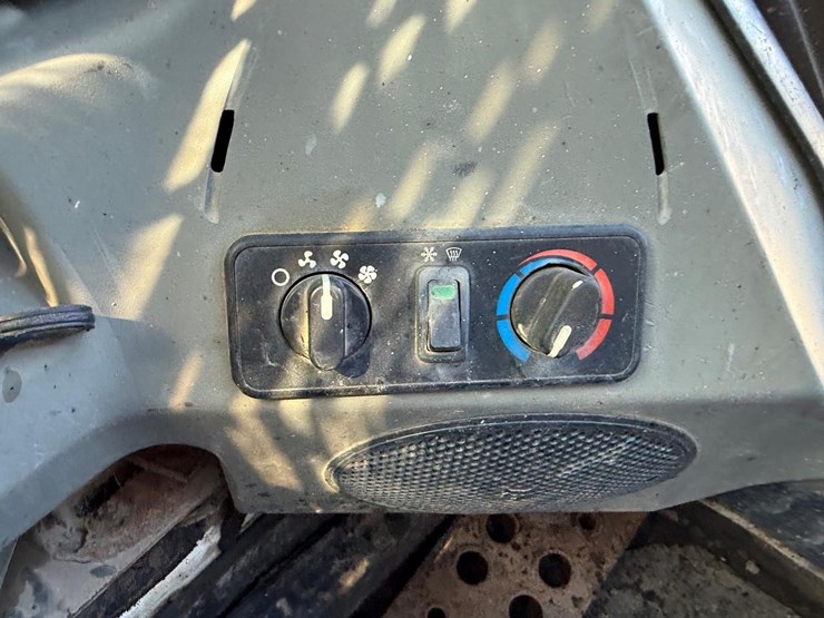 2015-bobcat-t650-image-26