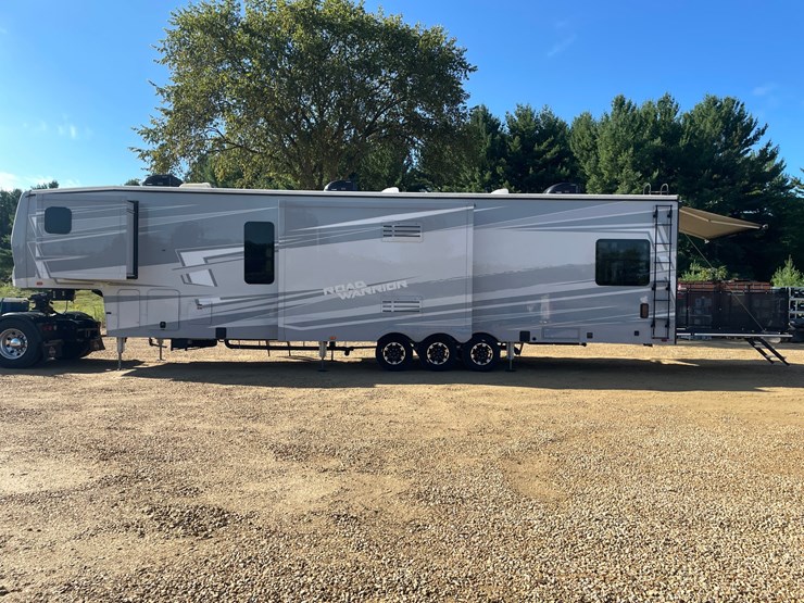 #100-•-2022-heartland-391-road-warrior-toy-hauler-camper-(has-wi-title)-image-105