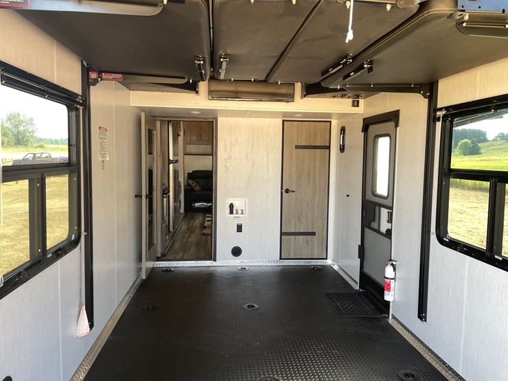 #100-•-2022-heartland-391-road-warrior-toy-hauler-camper-(has-wi-title)-image-227