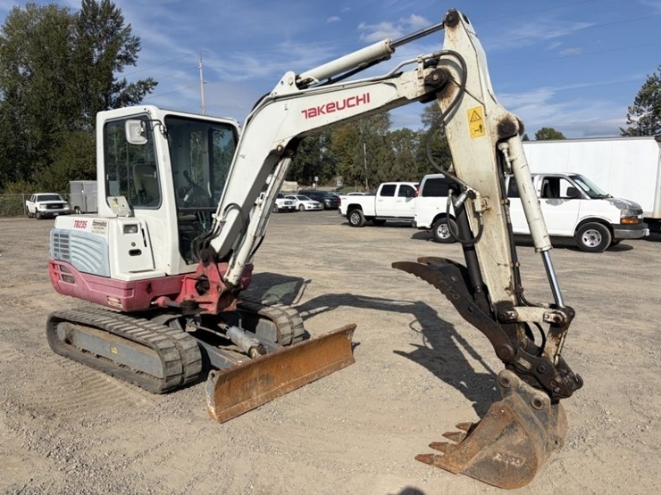 2014-takeuchi-tb235-image-2