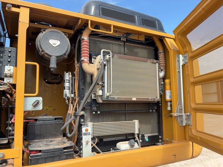 2017-caterpillar-323-image-36