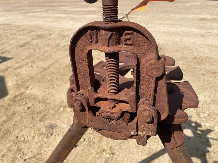 #3864-•-pipe-vise-stand-image-10
