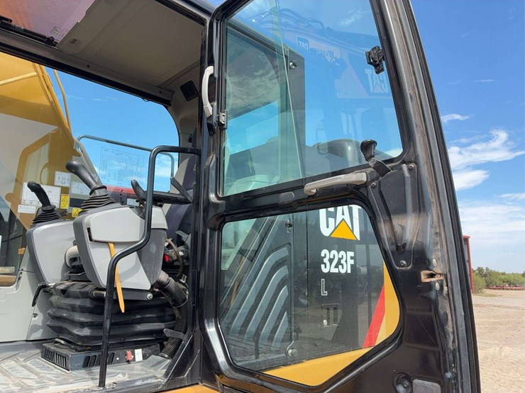 2017-caterpillar-323-image-18