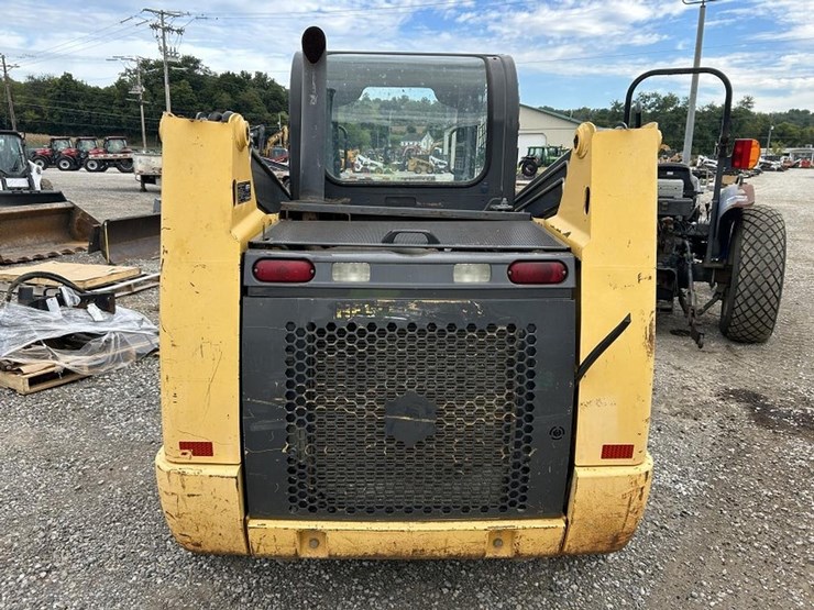 new-holland-c227-image-3