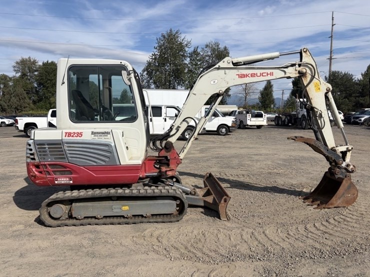 2014-takeuchi-tb235-image-3