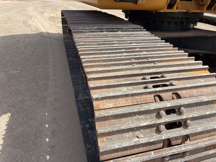 2017-caterpillar-323-image-13