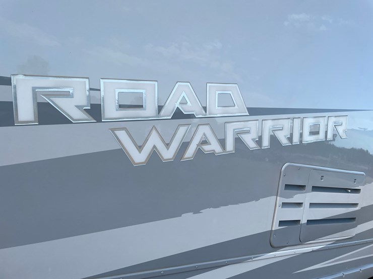 #100-•-2022-heartland-391-road-warrior-toy-hauler-camper-(has-wi-title)-image-9