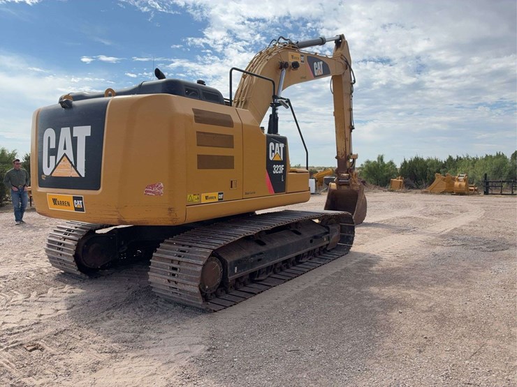 2017-caterpillar-323-image-3