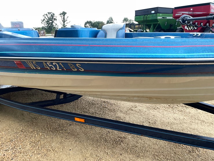 #1258-•-1988-18'-bayliner-bass-trophy-boat-(has-wi-title)-image-11