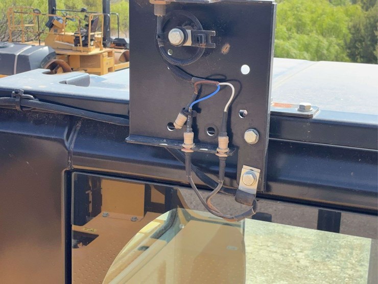2017-caterpillar-323-image-51