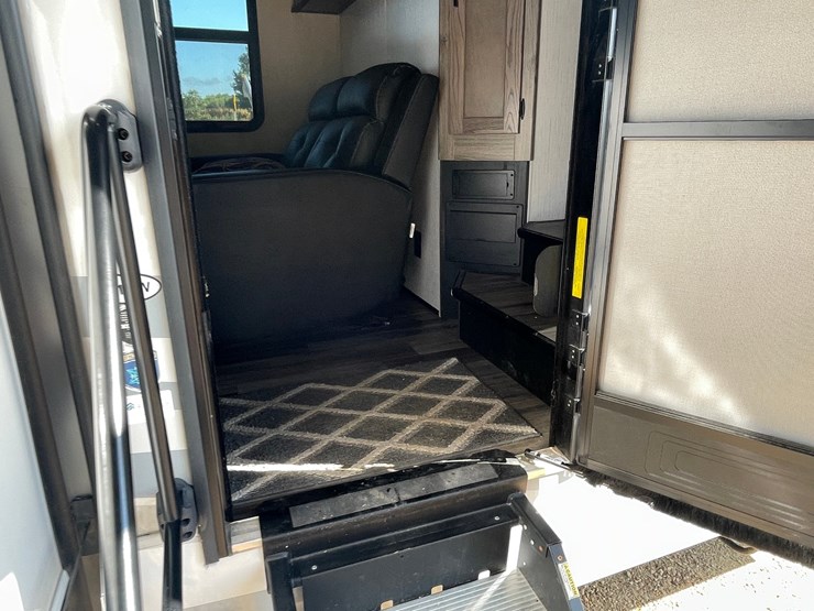 #100-•-2022-heartland-391-road-warrior-toy-hauler-camper-(has-wi-title)-image-117