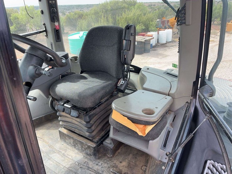 2005-challenger-cat-mt-855-b-belted-tractor-image-19