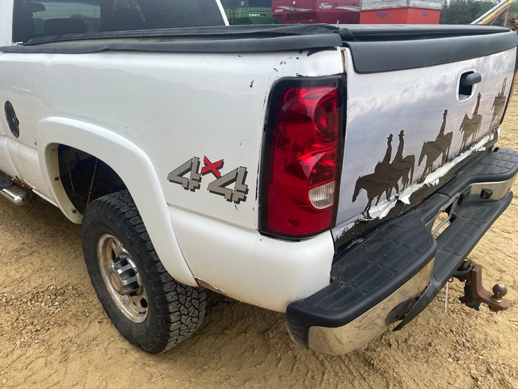 2005-chevrolet-silverado-2500-image-25