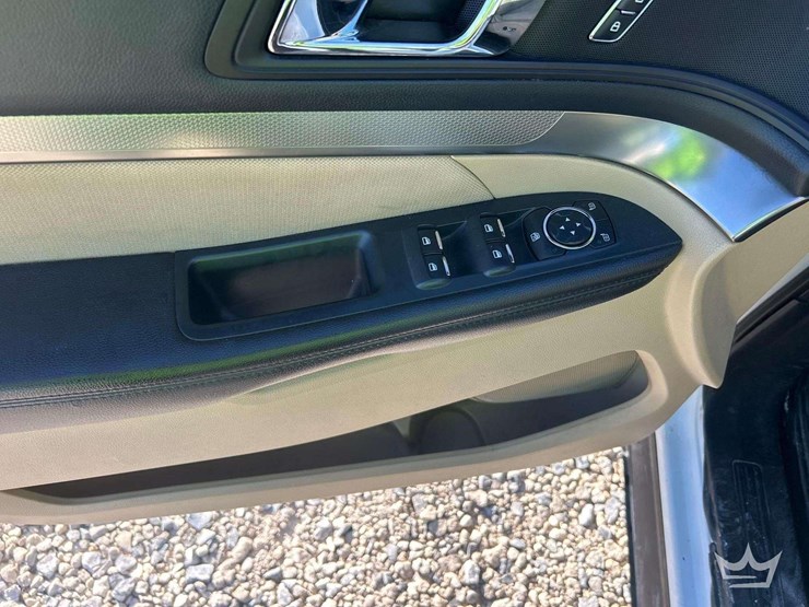 2016-ford-explorer-image-7