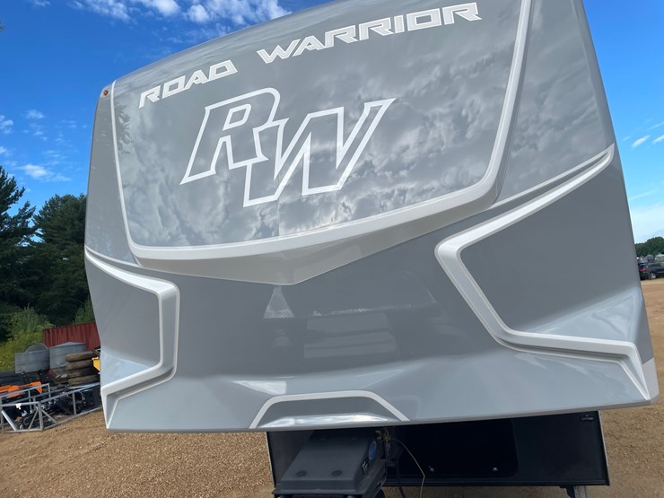 #100-•-2022-heartland-391-road-warrior-toy-hauler-camper-(has-wi-title)-image-8