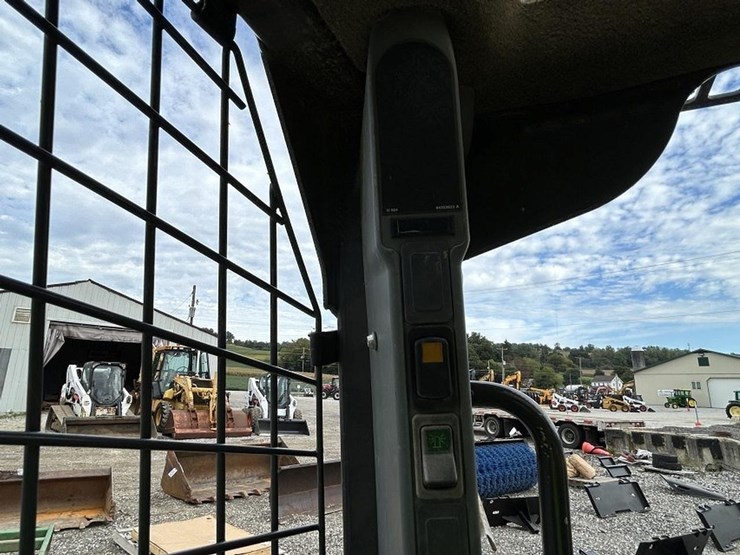 new-holland-c227-image-23