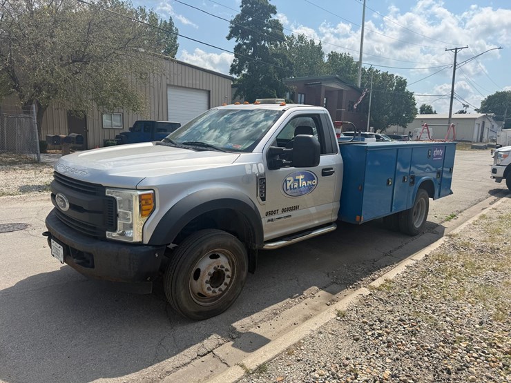 2017-ford-f550-image-1