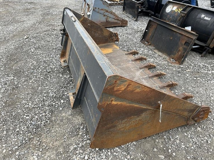 84"-tooth-skid-steer-bucket-image-3