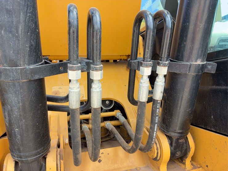 2017-caterpillar-323-image-16